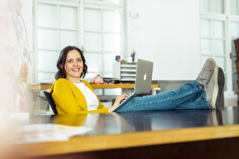 Hebamme Birgit Söllradl bei der Arbeit mit dem Softwaresystem Hebamio